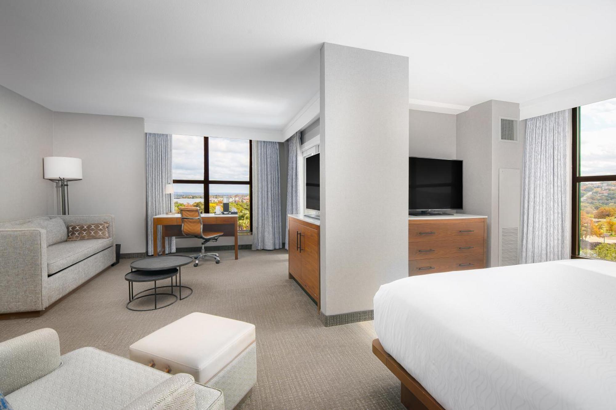 Executive King Suite,1620983080:JPEG